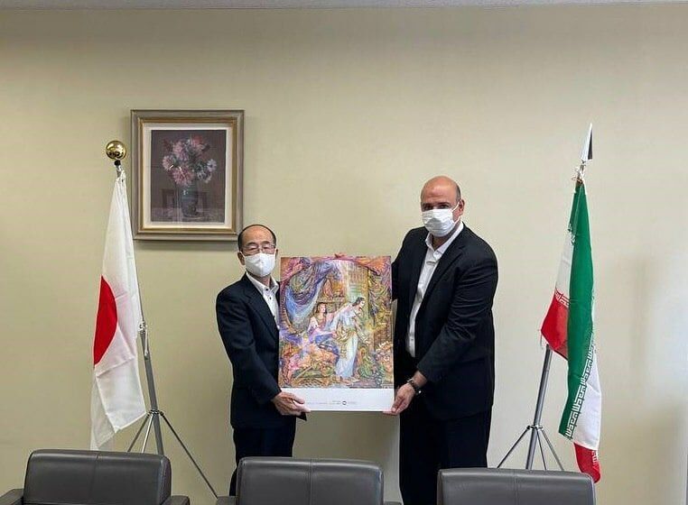 سفارت ایران نقاشی یوسف و زلیخا را به مرکز توچیگی تقدیم می کند