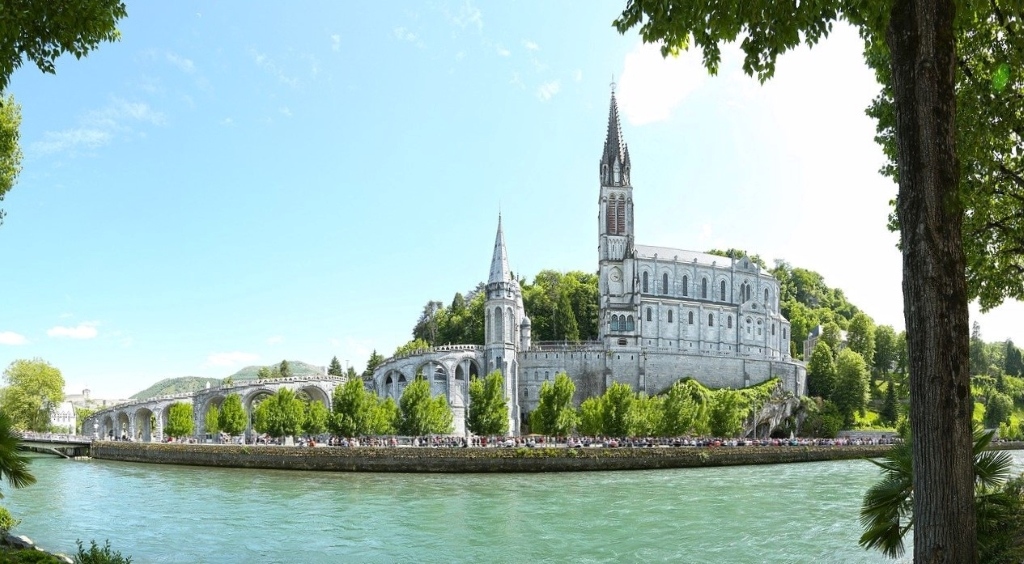 Pilgrims flock to Lourdes, France. By webandarts via Pixabay. https://pixabay.com/photos/lourdes-france-culture-tourism-5235392/