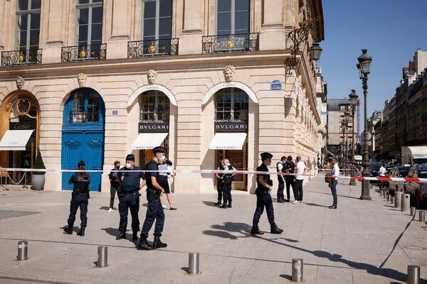 دزدان مسلح جواهرات را از فروشگاه Bulgari در پاریس می دزدند